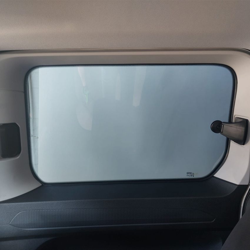 Caddy-V-gran-tourneo-III-vitre-2eme-rangée-ouverture-manuelle