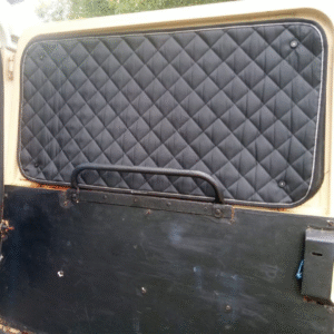 Rideaux occultants et isolants thermiques pare-soleil MyVanStore, conçus pour améliorer le confort et l’isolation des vans aménagés et camping-cars, compatibles avec Land Rover Santana Anibal (2004–2011) Black Store