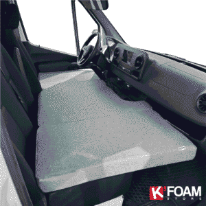 Matelas avant pour cabine Mercedes Sprinter III à partir de 2019 MyVanStore conçu pour van aménagé et camping car afin d’offrir un couchage confortable et optimiser l’espace entre les sièges avant