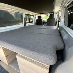 Matelas pliable pour Volkswagen T5 T6 T6.1 Transporter Multivan Caravelle et California Beach MyVanStore conçu pour van aménagé et camping car afin d’offrir un couchage confortable et optimiser l’aménagement intérieur