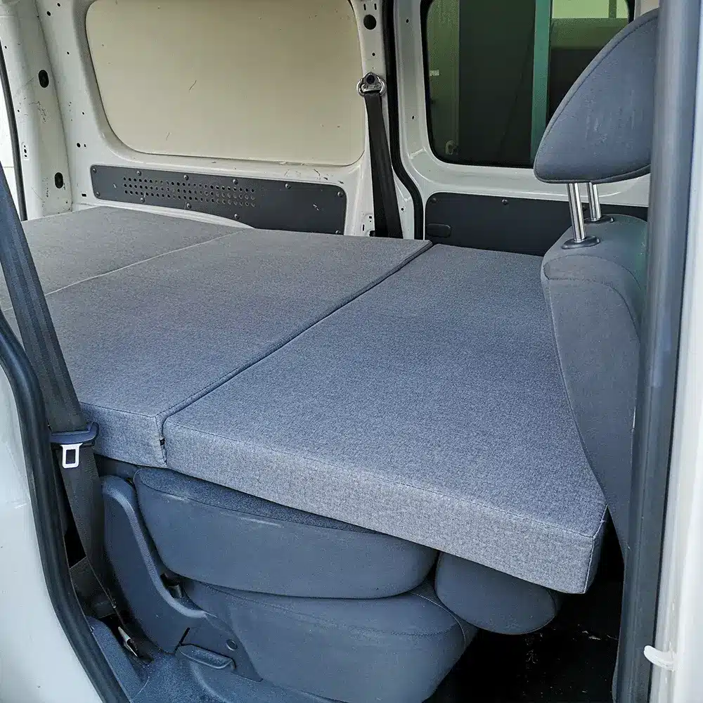 Materasso pieghevole per mini van MyVanStore progettato per van allestito e camper, ideale per migliorare il comfort del riposo e ottimizzare lo spazio interno
