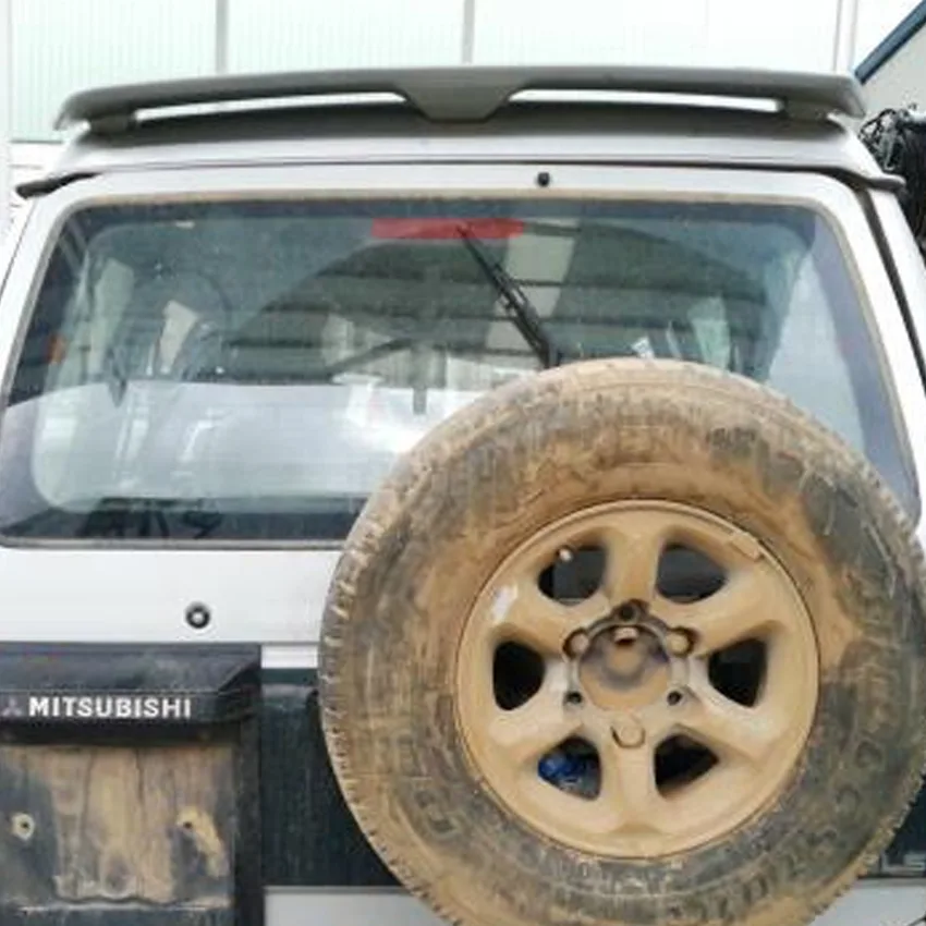 Montero-V40-avec-feu-stop