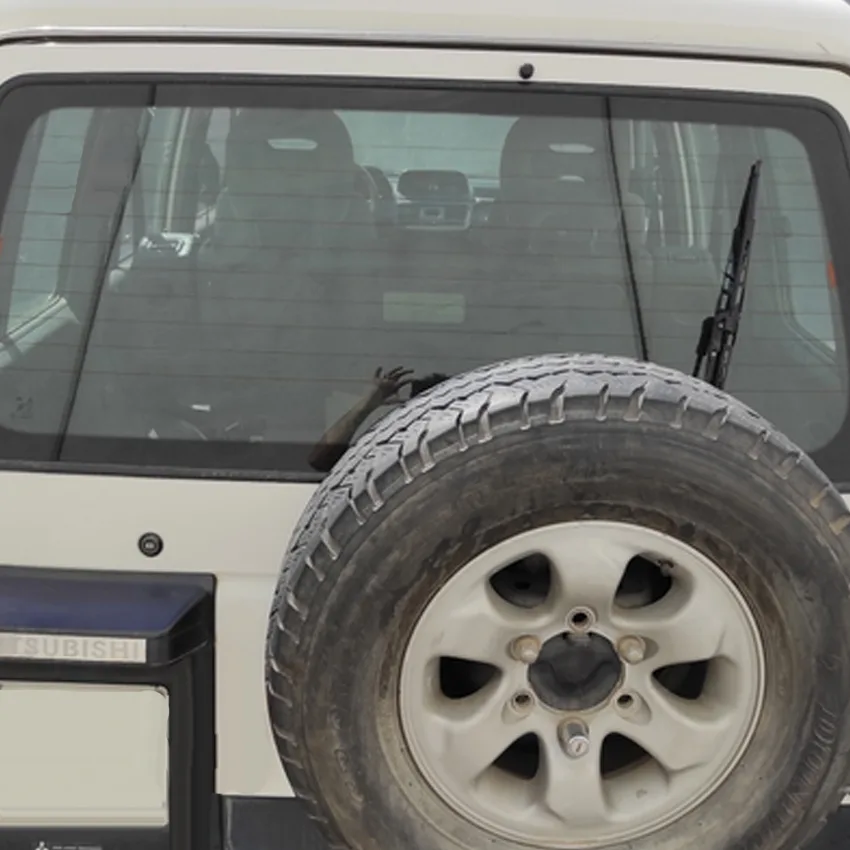 Montero-V40-hayon-sans-feu-stop