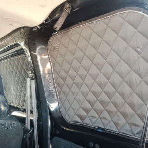 Rideaux occultants et isolants thermiques pare-soleil MyVanStore, conçus pour améliorer le confort et l’isolation des vans aménagés et camping-cars, compatibles avec Nissan NV200 (à partir de 2008)