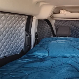 Rideaux occultants et isolants thermiques pare-soleil MyVanStore, conçus pour améliorer le confort et l’isolation des vans aménagés et camping-cars, compatibles avec Ford Tourneo Connect II L1 (extérieur/intérieur 140x140)