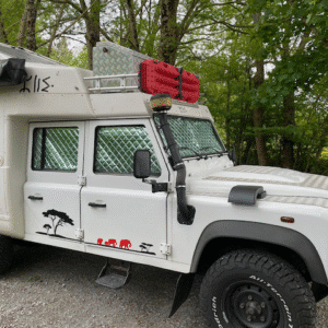 Rideaux occultants et isolants thermiques pare-soleil MyVanStore, conçus pour améliorer le confort et l’isolation des vans aménagés et camping-cars, compatibles avec Land Rover Defender 110 5P (1983–2016)