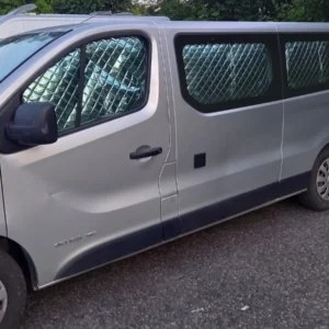Rideaux occultants et isolants thermiques pare-soleil MyVanStore, conçus pour améliorer le confort et l’isolation des vans aménagés et camping-cars, compatibles avec Renault Trafic III L1 (2014–2021)