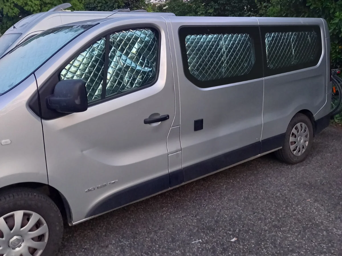Rideaux occultants et isolants thermiques pare-soleil MyVanStore, conçus pour améliorer le confort et l’isolation des vans aménagés et camping-cars, compatibles avec Renault Trafic III L1 (2014–2021)
