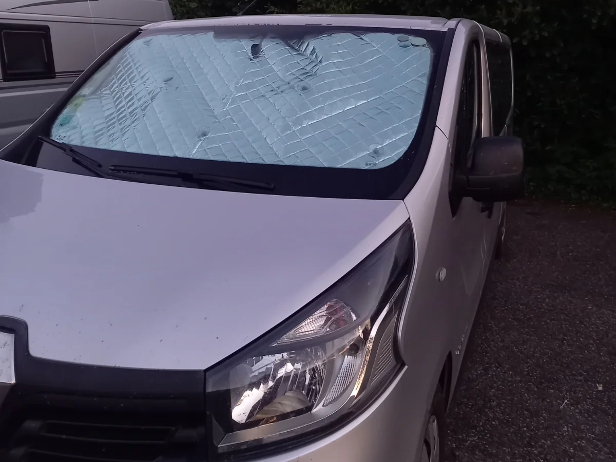 Rideaux occultants et isolants thermiques pare-soleil MyVanStore, conçus pour améliorer le confort et l’isolation des vans aménagés et camping-cars, compatibles avec Renault Trafic III L1 (2014–2021)