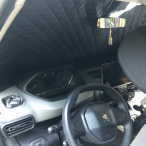 Rideaux occultants et isolants thermiques pare-soleil MyVanStore, conçus pour offrir un confort thermique optimal et une obscurité totale dans votre van aménagé ou camping-car, compatibles avec Peugeot Rifter