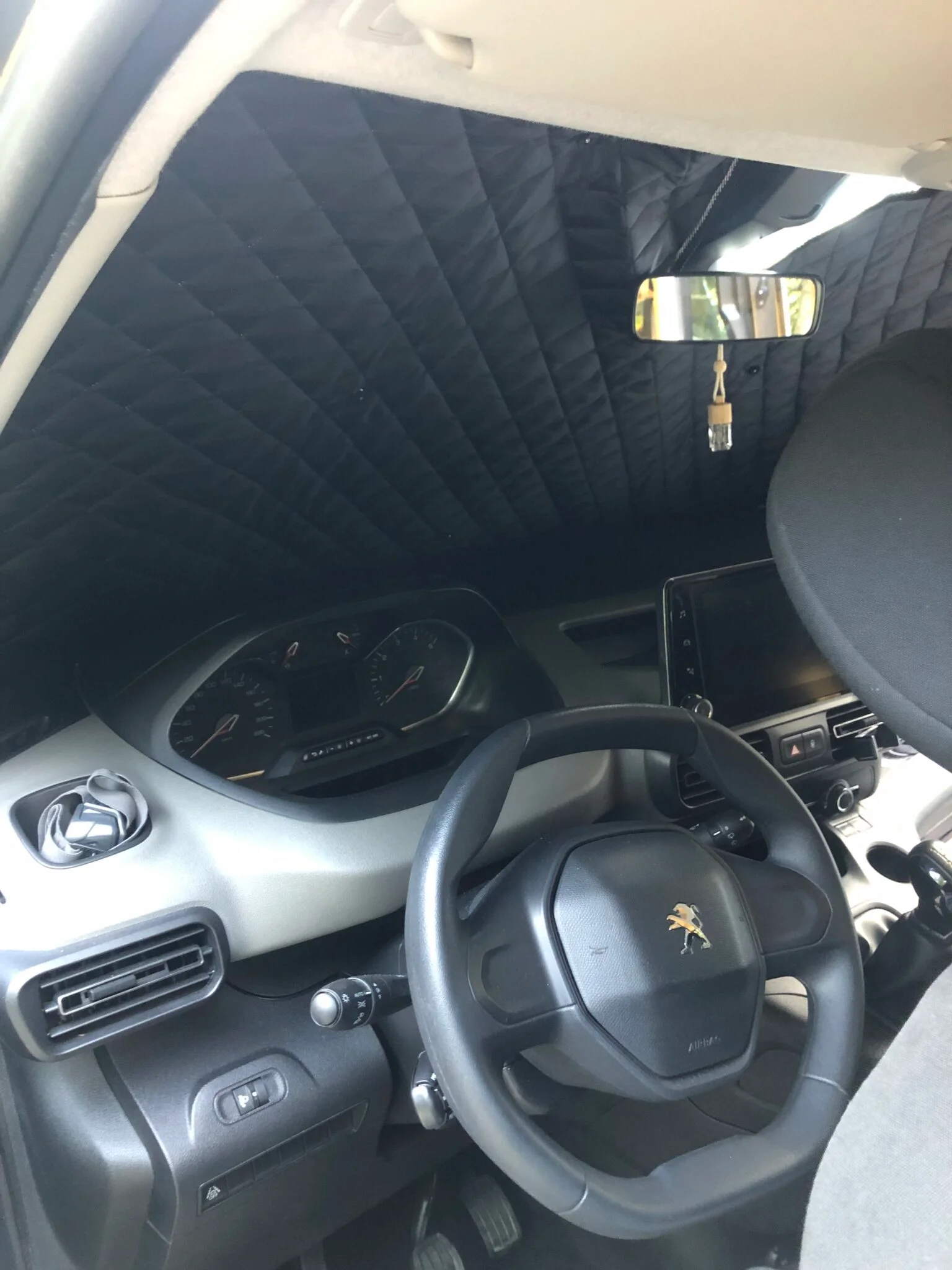 Rideaux occultants et isolants thermiques pare-soleil MyVanStore, conçus pour offrir un confort thermique optimal et une obscurité totale dans votre van aménagé ou camping-car, compatibles avec Peugeot Rifter