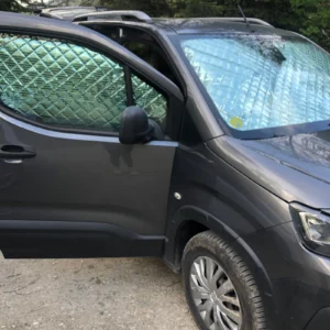 Rideaux occultants et isolants thermiques pare-soleil MyVanStore, conçus pour offrir un confort thermique optimal et une obscurité totale dans votre van aménagé ou camping-car, compatibles avec Peugeot Rifter