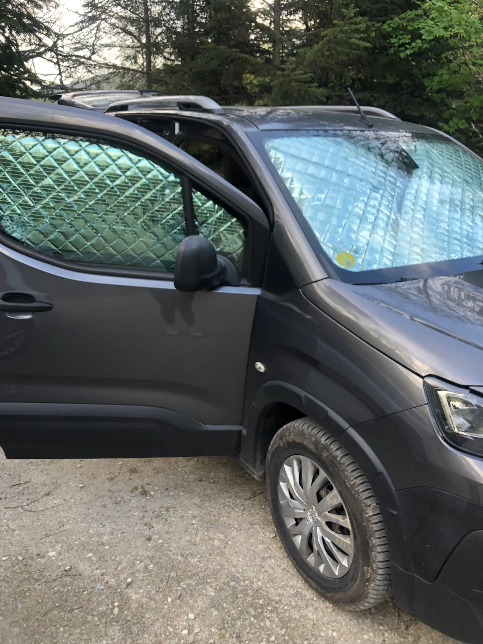 Rideaux occultants et isolants thermiques pare-soleil MyVanStore, conçus pour offrir un confort thermique optimal et une obscurité totale dans votre van aménagé ou camping-car, compatibles avec Peugeot Rifter