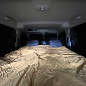 Rideaux occultants et isolants thermiques pare-soleil MyVanStore, conçus pour offrir un confort thermique optimal et une obscurité totale dans votre van aménagé ou camping-car, compatibles avec Peugeot Rifter
