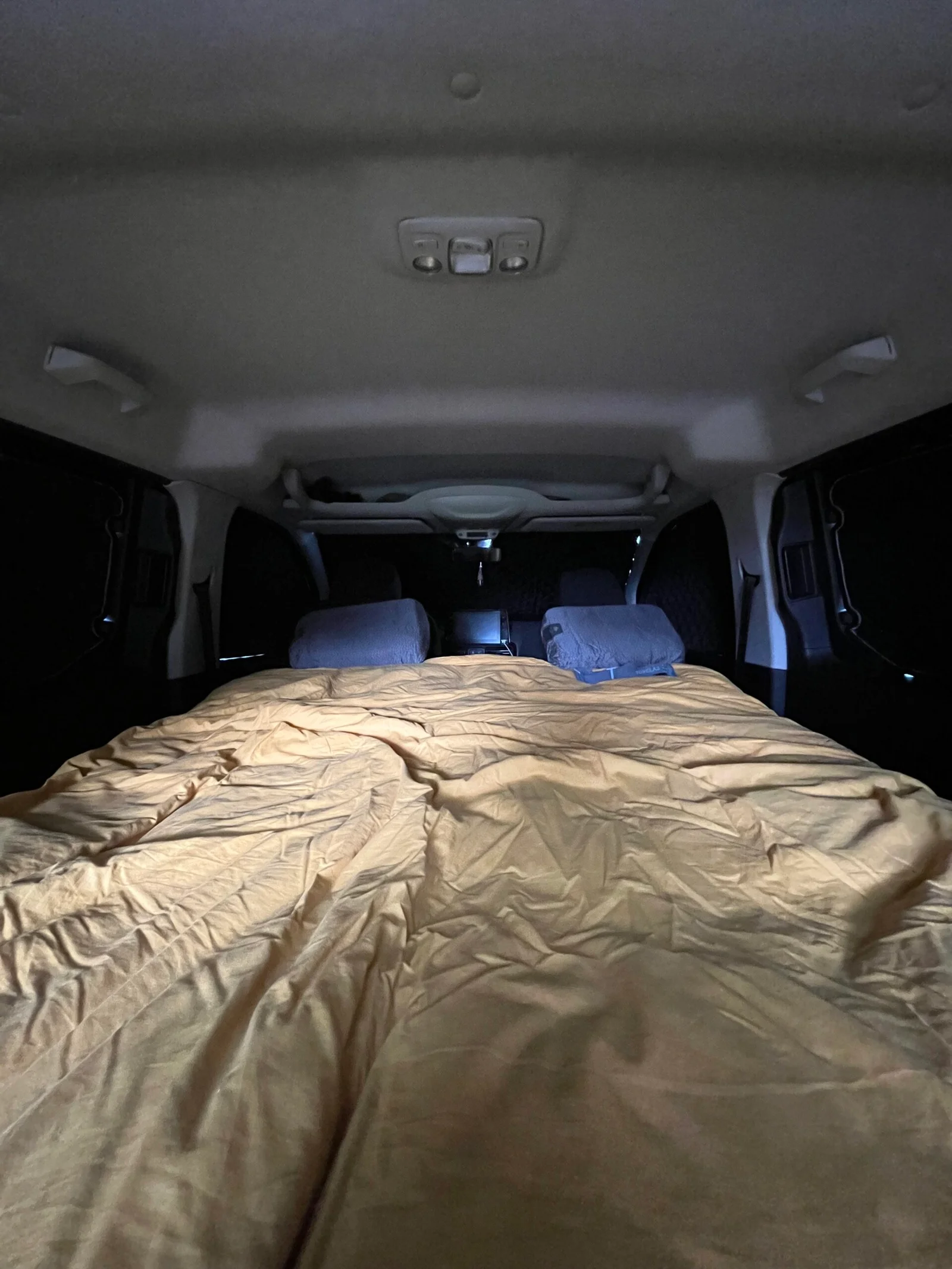 Rideaux occultants et isolants thermiques pare-soleil MyVanStore, conçus pour offrir un confort thermique optimal et une obscurité totale dans votre van aménagé ou camping-car, compatibles avec Peugeot Rifter