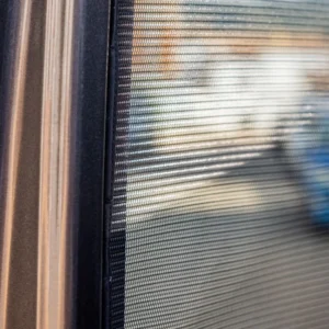 Zanzariera per Ford Transit Custom progettata da MyVanStore per van aménagé e camper, per migliorare la ventilazione e il comfort interno proteggendo dagli insetti