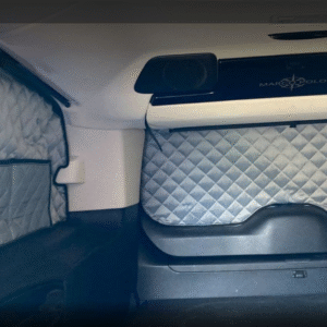 Rideaux occultants et isolants thermiques pare-soleil MyVanStore, conçus pour améliorer le confort et l’isolation des vans aménagés et camping-cars, compatibles avec Mercedes-Benz W447 Marco Polo cabine hayon