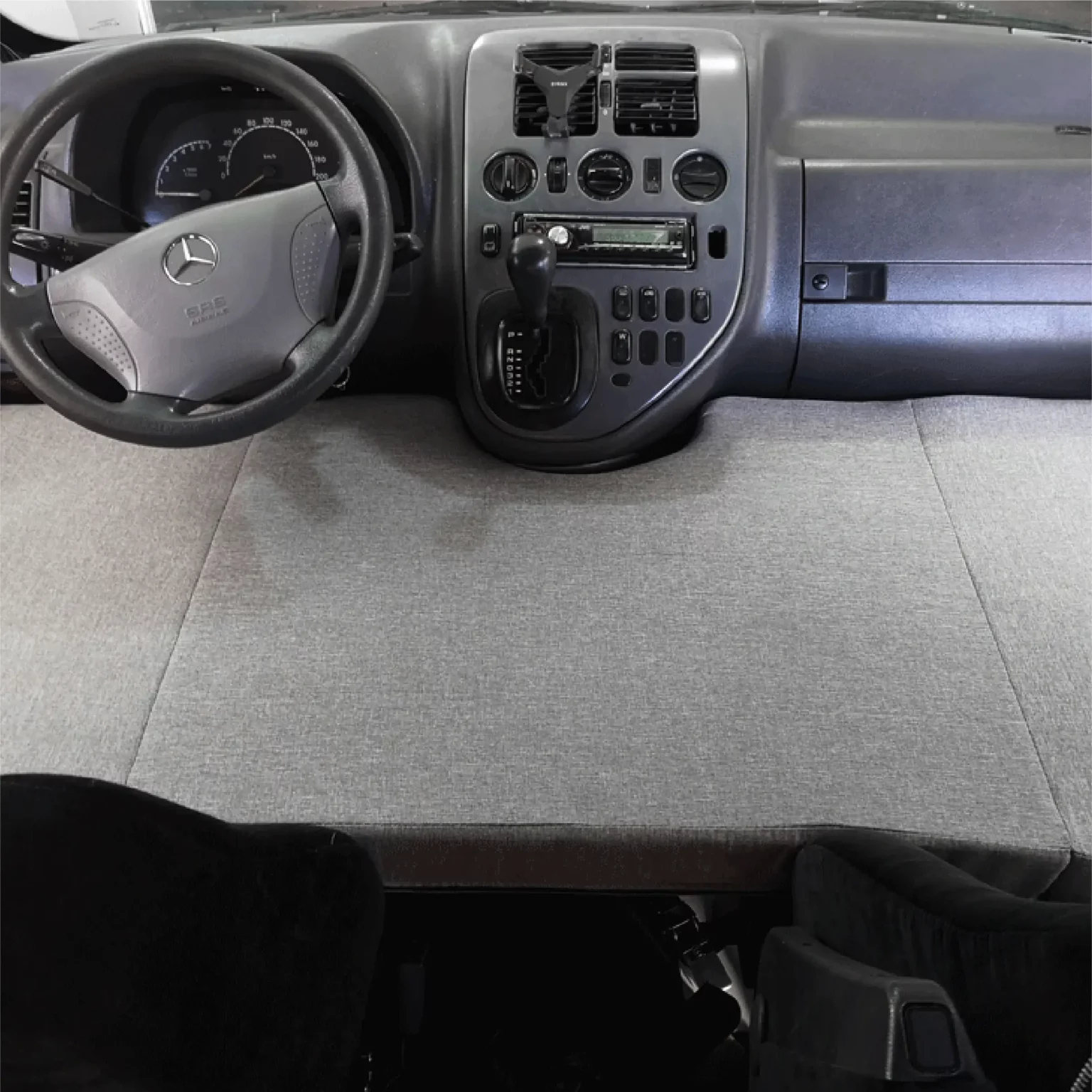 Letto anteriore per Mercedes Vito W638 1996–2003 MyVanStore progettato per van allestito e camper, ideale per offrire un posto letto confortevole e ottimizzare lo spazio tra i sedili anteriori