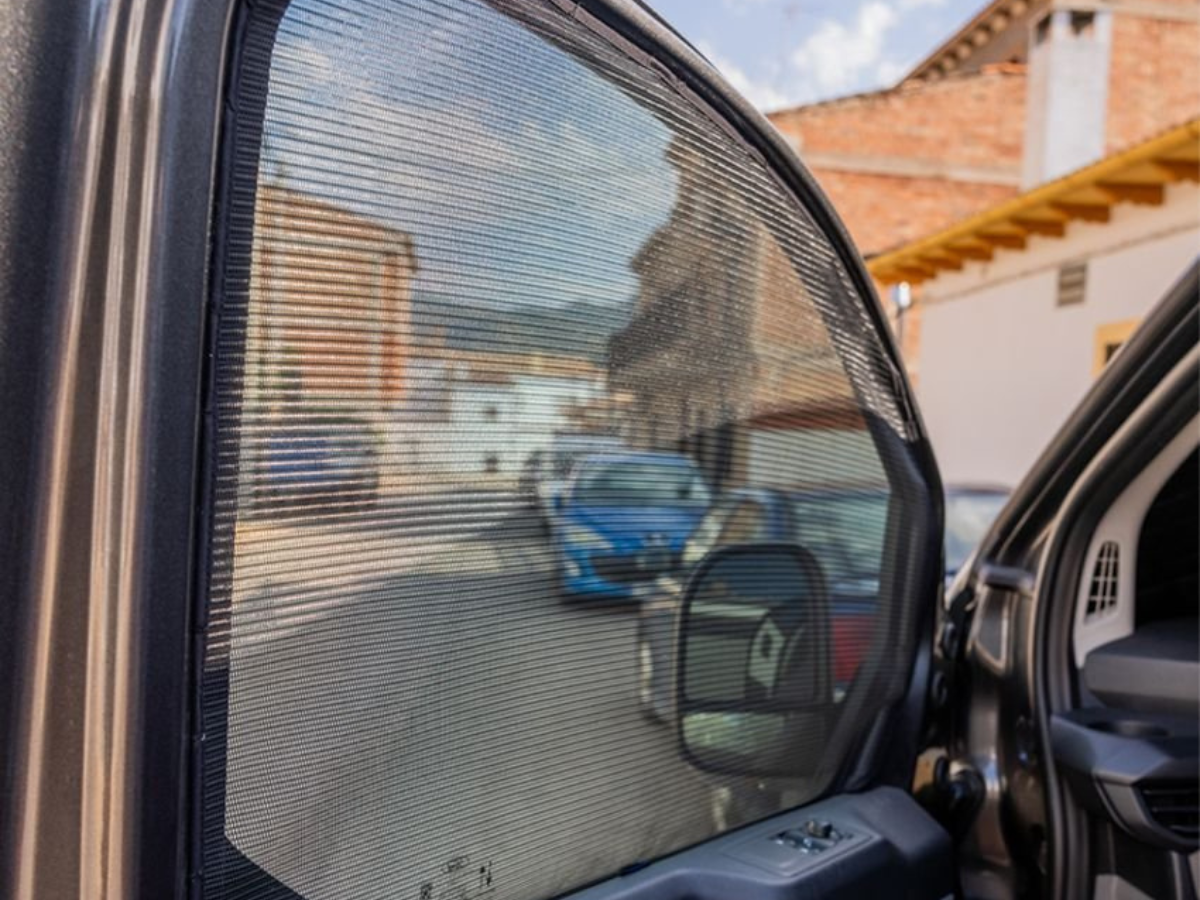 Zanzariera anteriore cabina per Ford Transit – Tourneo Custom I progettata da MyVanStore per van aménagé e camper, per migliorare la ventilazione e il comfort interno proteggendo dagli insetti