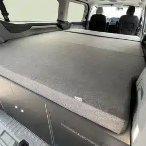 Matelas pliable pour Volkswagen T7 Caravelle Transporter et Ford Transit Custom MyVanStore conçu pour van aménagé et camping car afin d’offrir un couchage confortable et optimiser l’aménagement intérieur